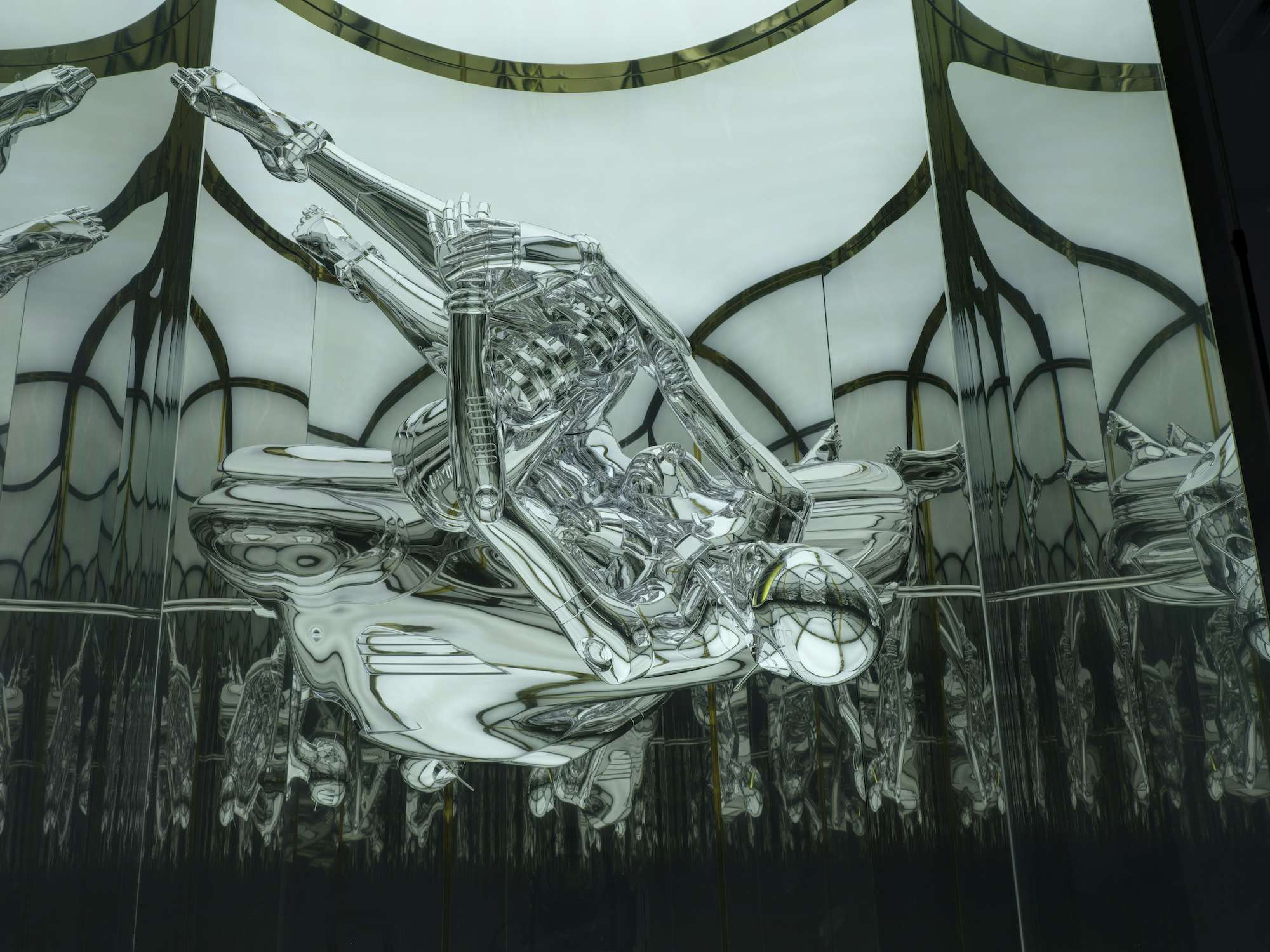 空山基「Space Traveler」（NANZUKA UNDERGROUND）｜美術手帖