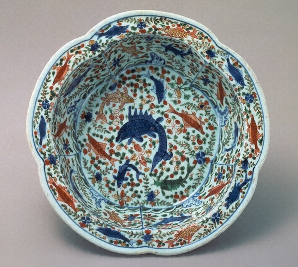 五彩魚藻文面盆［重要美術品］ 文化遺産オンライン