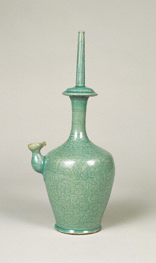 青磁蓮唐草文浄瓶 文化遺産オンライン