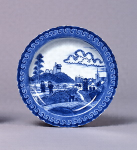 染付吹墨月兎図皿 文化遺産オンライン