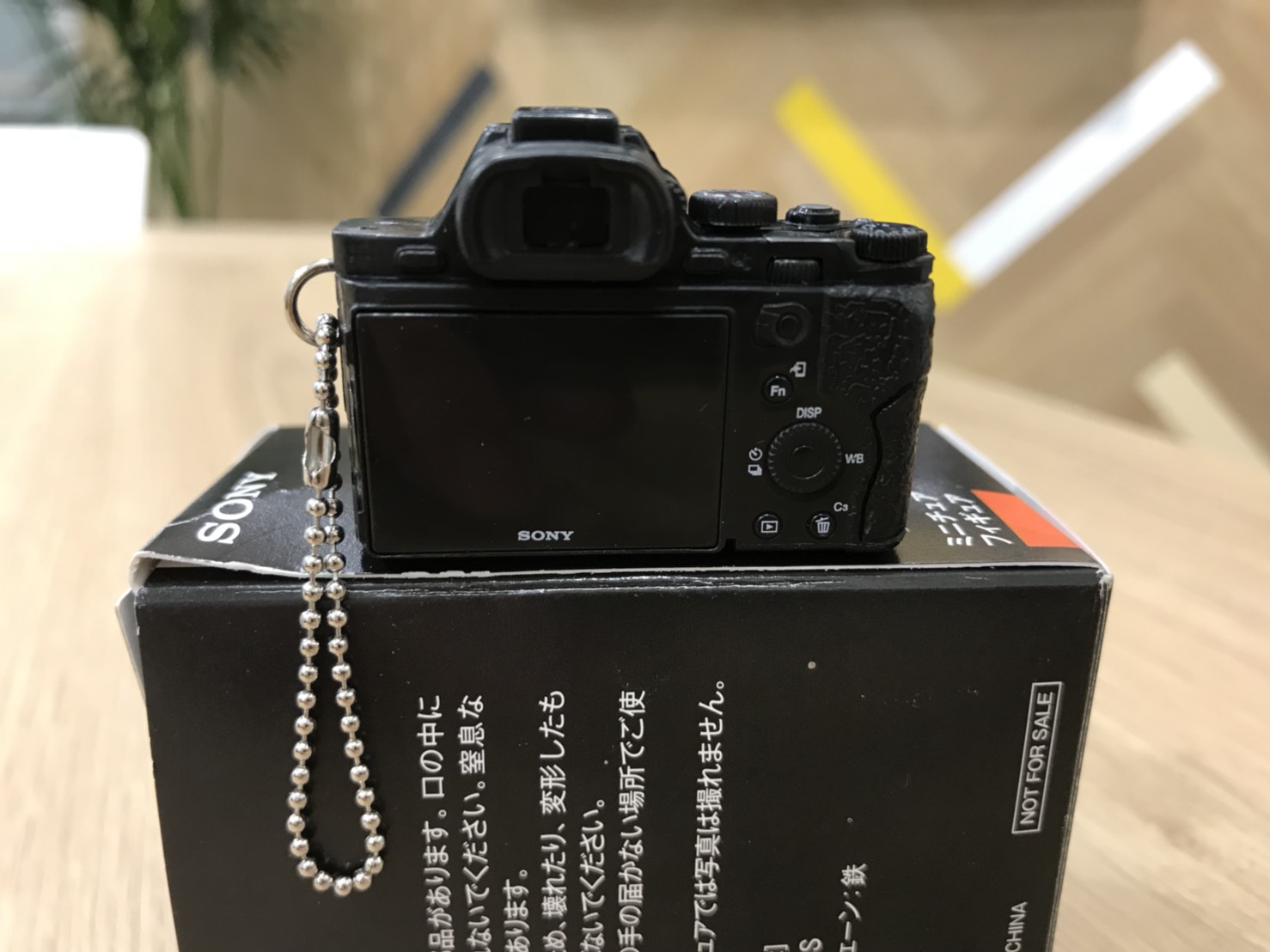編集部に激レア SONY α7 ミニチュアフィギュアがやってきた！｜Camoor