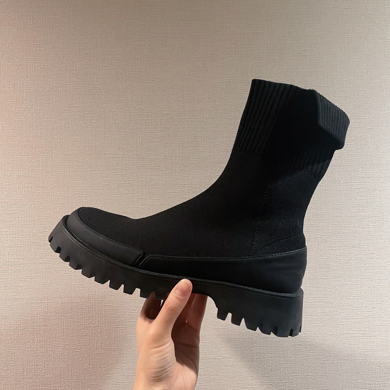 立ち仕事もラク！「emmi」の美脚ニットブーツが神なんです♡【おしゃれ