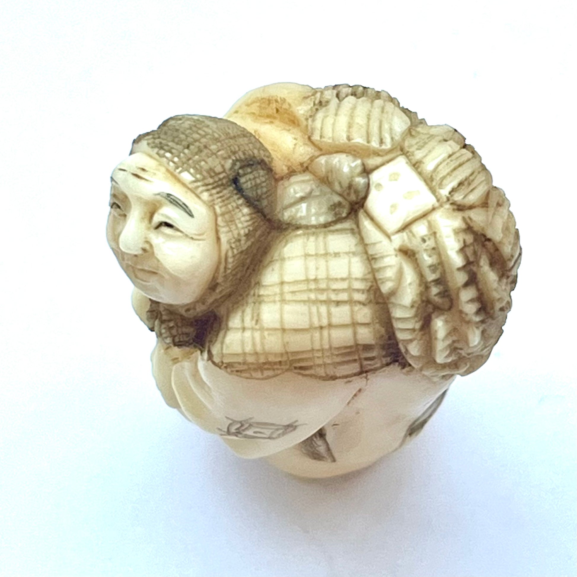 日本明治时期古董象牙根付，描绘一位背着包裹的老妇人。签名者：玉之