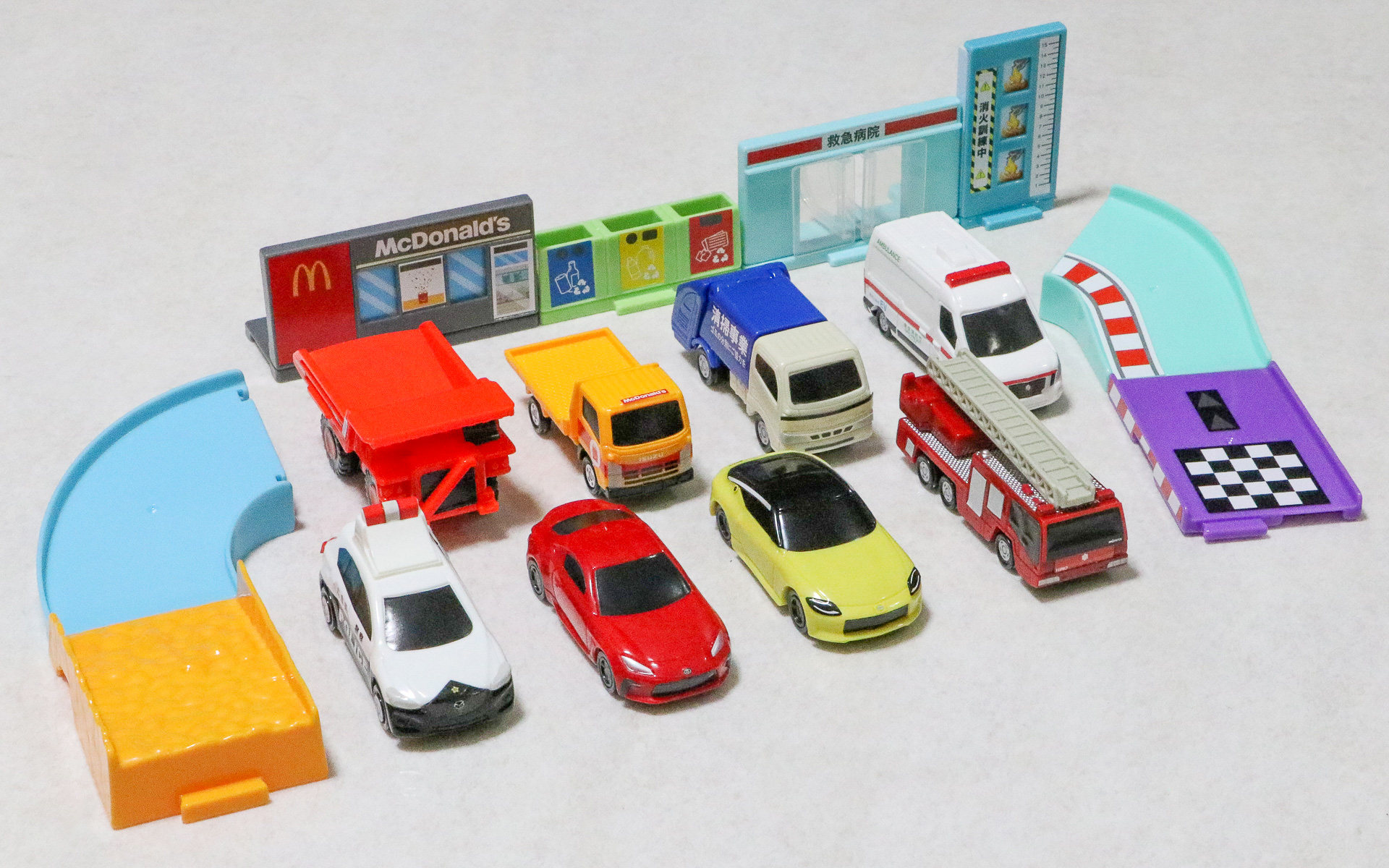 マクドナルド、「ハッピーセット トミカ」の施設＆道路パーツ付き