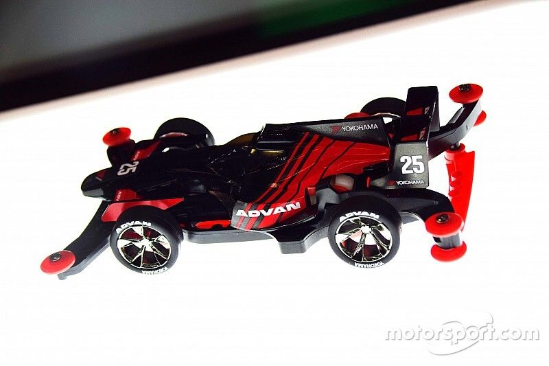 ADVAN／横浜タイヤスペシャル仕様”ミニ四駆”登場。大阪オートメッセで