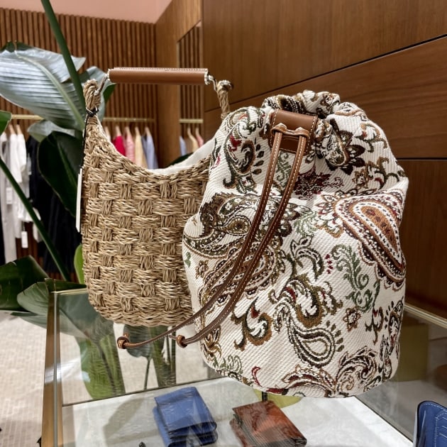 【美品】A VACATION BUCKET ブラウンベイズリー かごバッグ 夏にこそ持ちたい＜A VACATION（ア ヴァケーション)>②｜ビームス