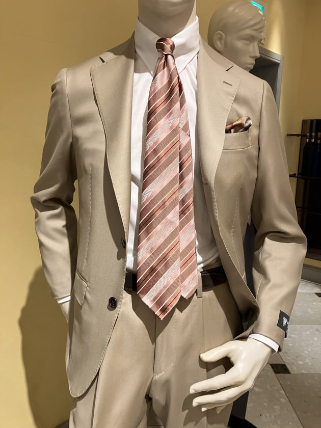 招きン』~ベージュ&グレーに合うピンク~｜ビームス ハウス メン 神戸