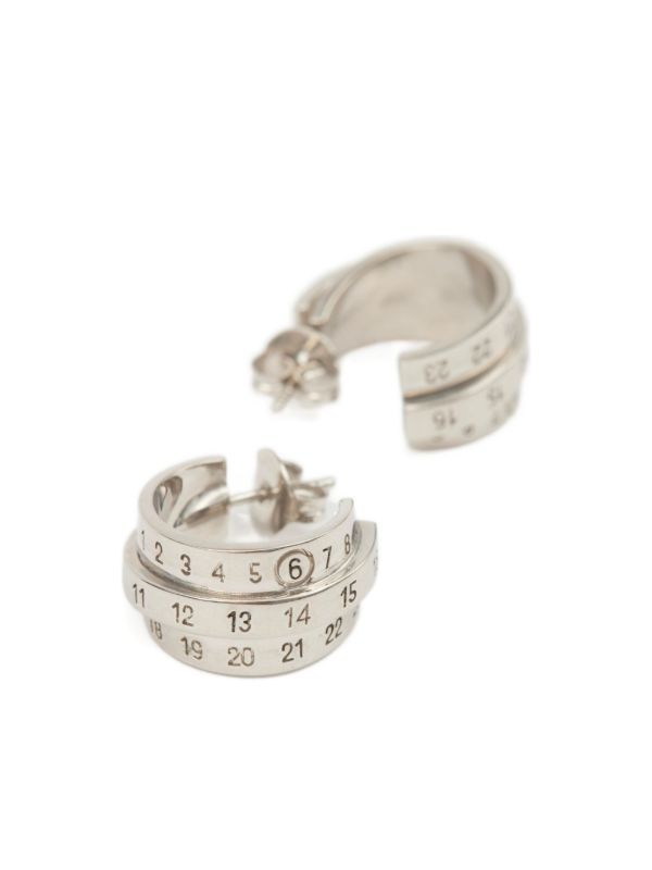 MM6 Maison Margiela ロゴ ピアス | シルバートーン | FARFETCH JP