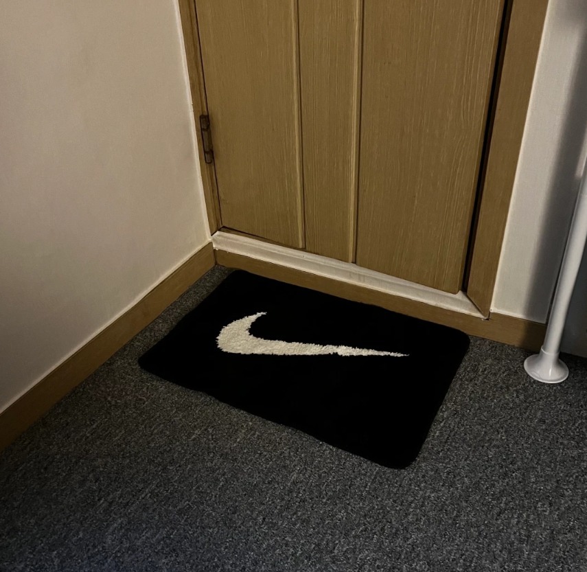 ☆韓国の人気☆【NIKE】☆Nike Swoosh Rug Black White☆ (Nike/ラグ