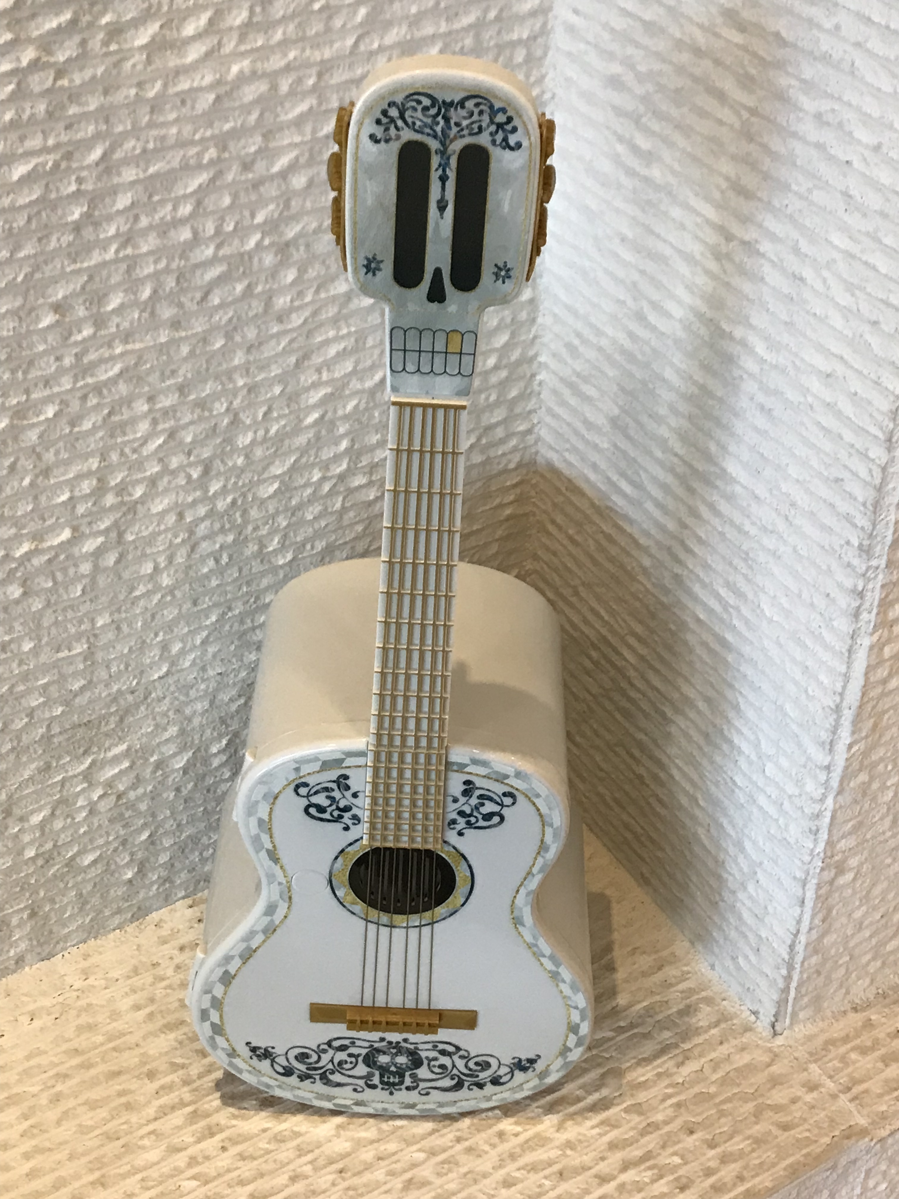 ディズニーパーク リメンバーミーCOCOギター ポップコーン 海外限定