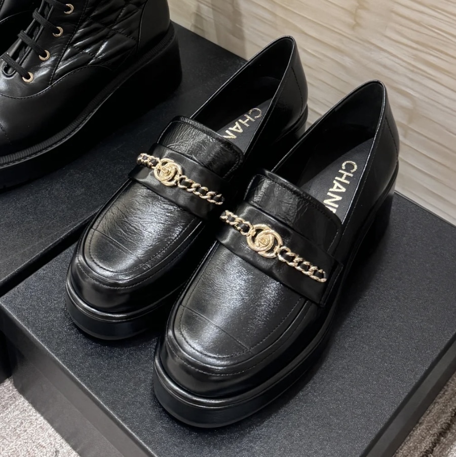 オールシーズン履ける万能アイテム◎】CHANEL ローファー ロゴ (CHANEL