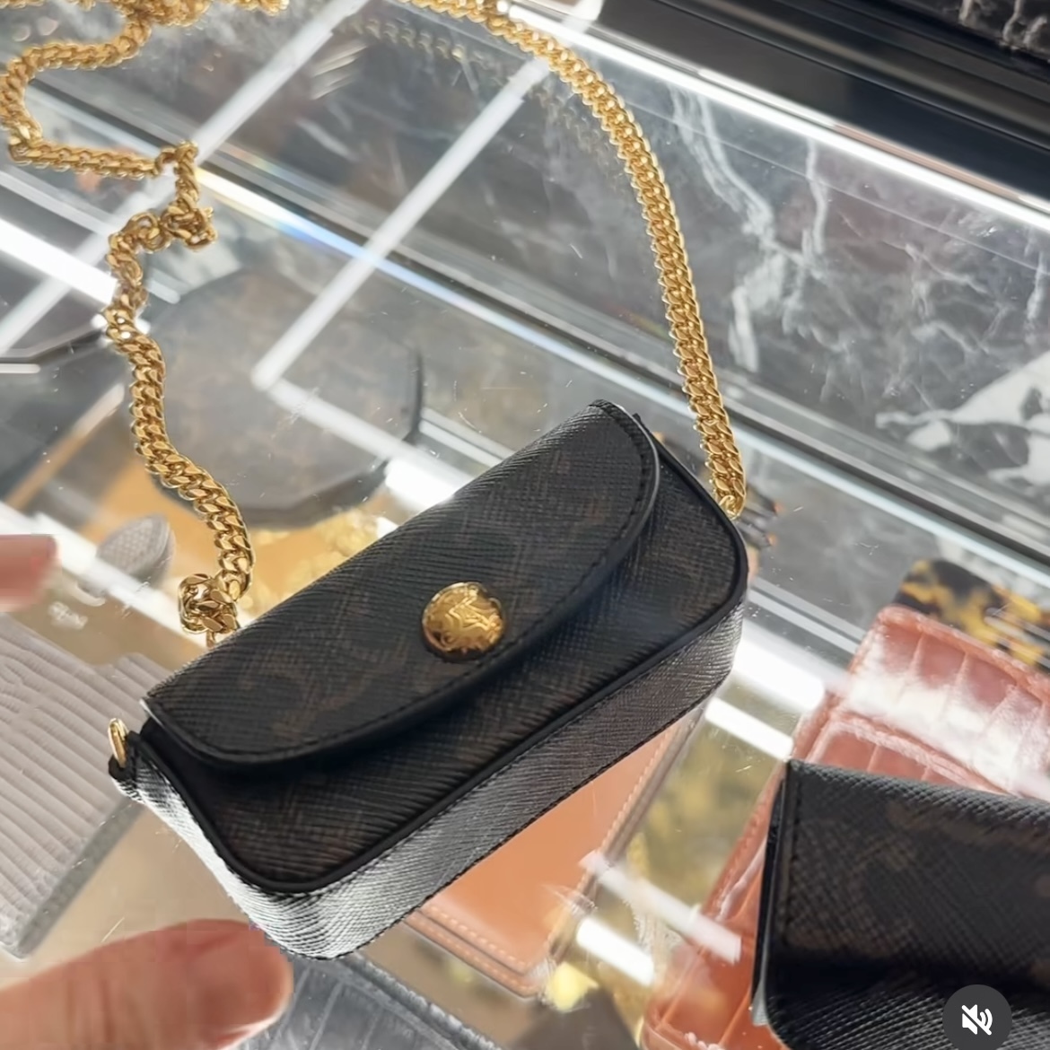 海外限定☆】セリーヌ リップスティックケース ストラップ付き (CELINE