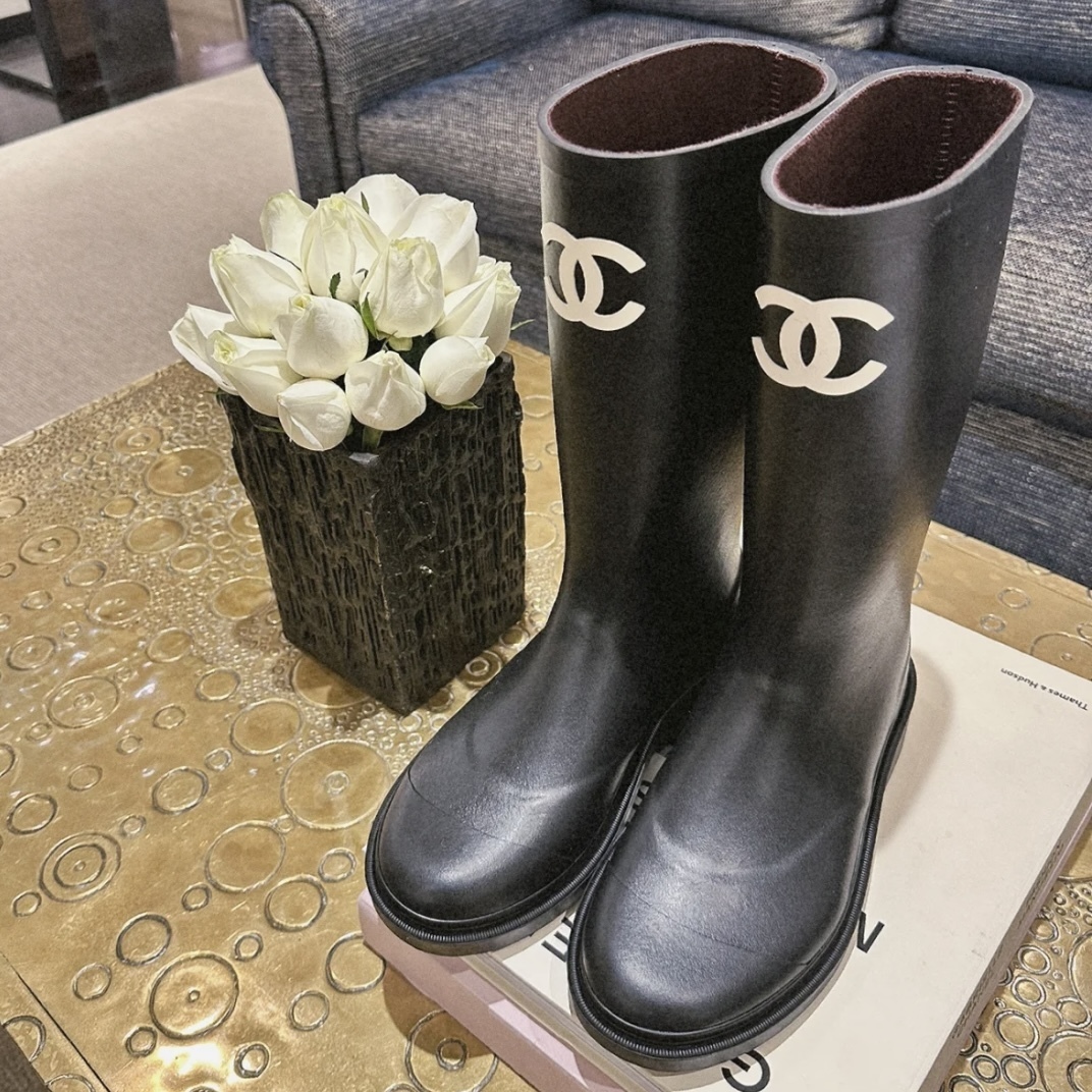 新色登場☆雨や雪の日は欠かせない！】シャネル レインブーツ (CHANEL