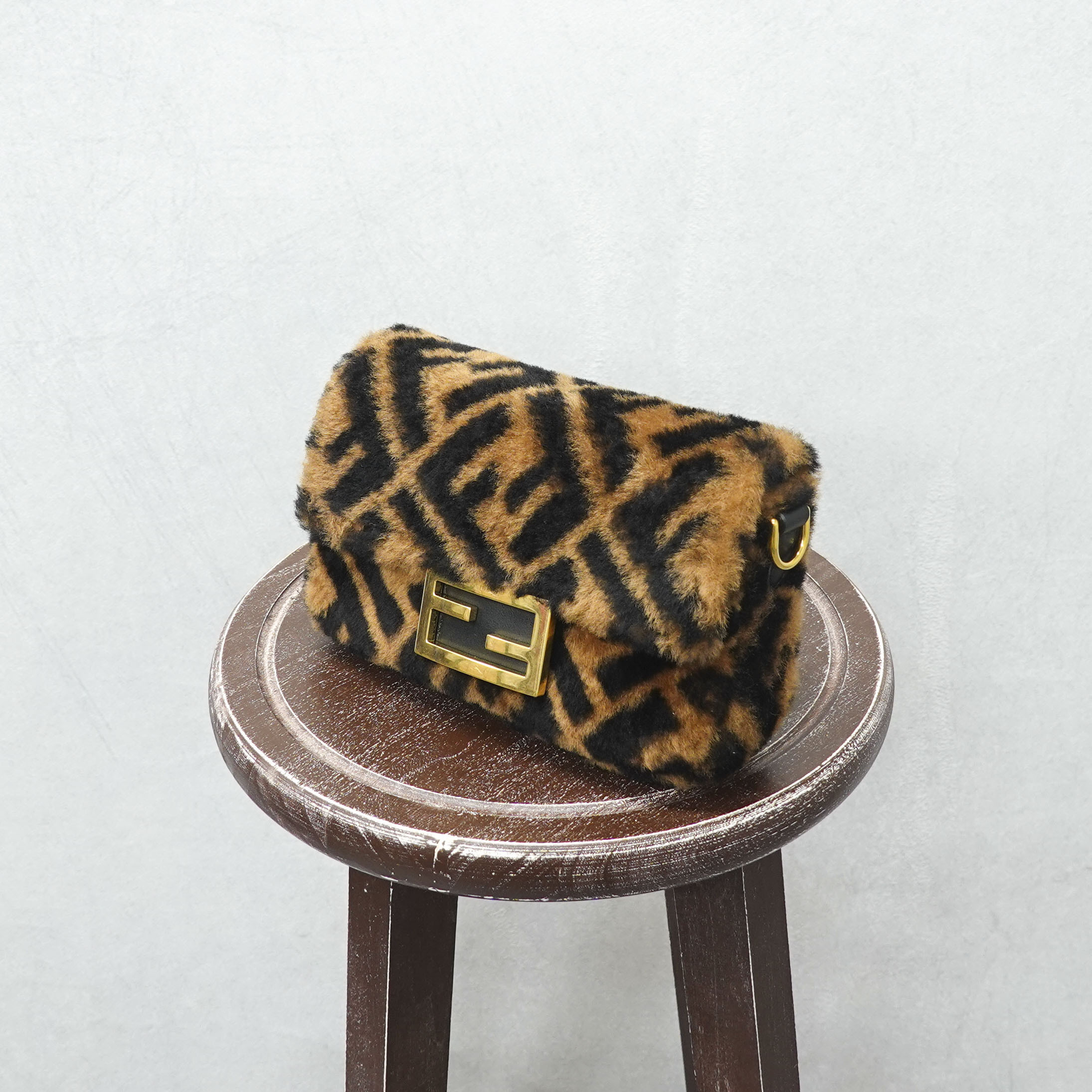 FENDI フェンディ バゲット ミニ シープスキンバッグ 8BS017A8HP