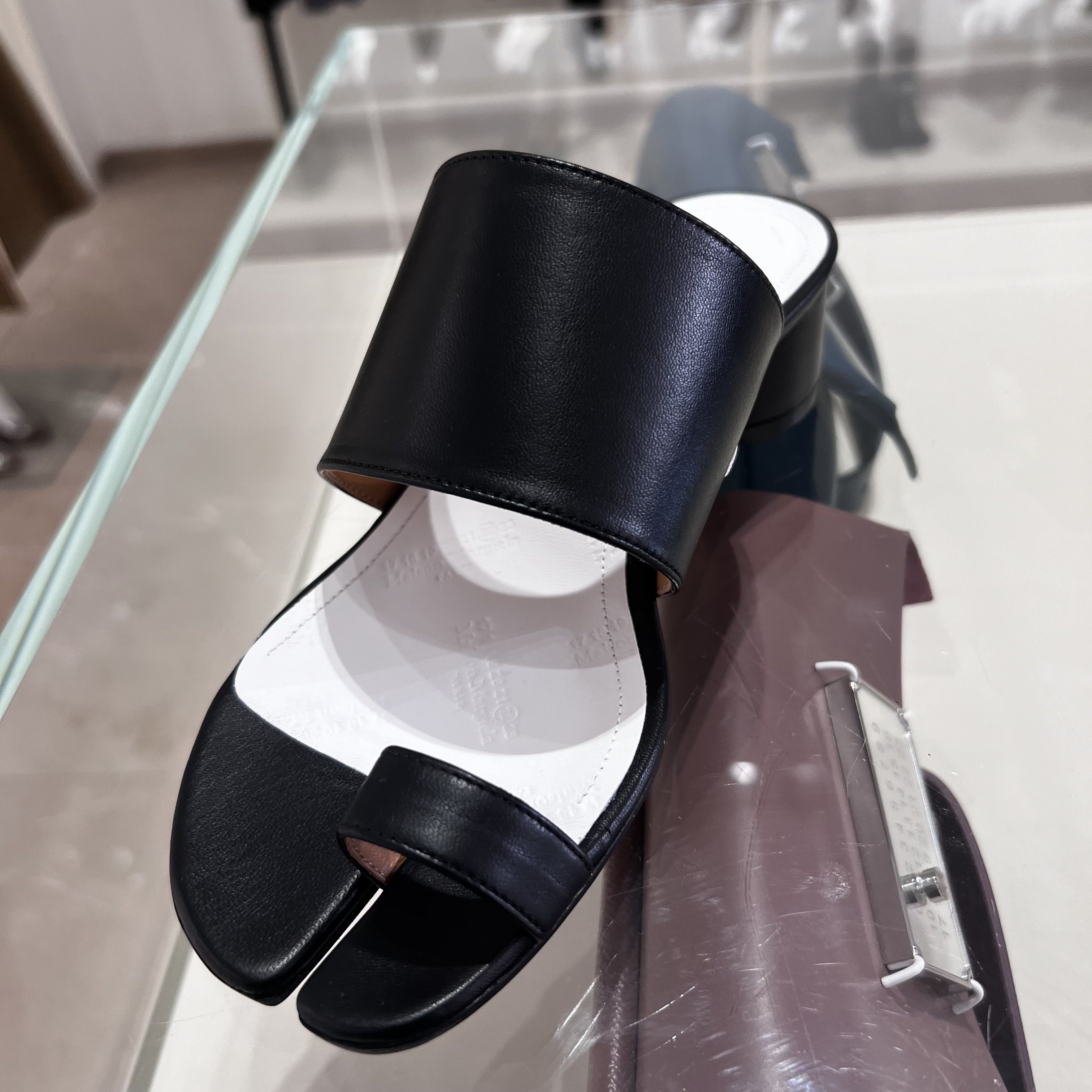 シンプルコーデにプラスするなら『Maison Margiela(メゾンマルジェラ