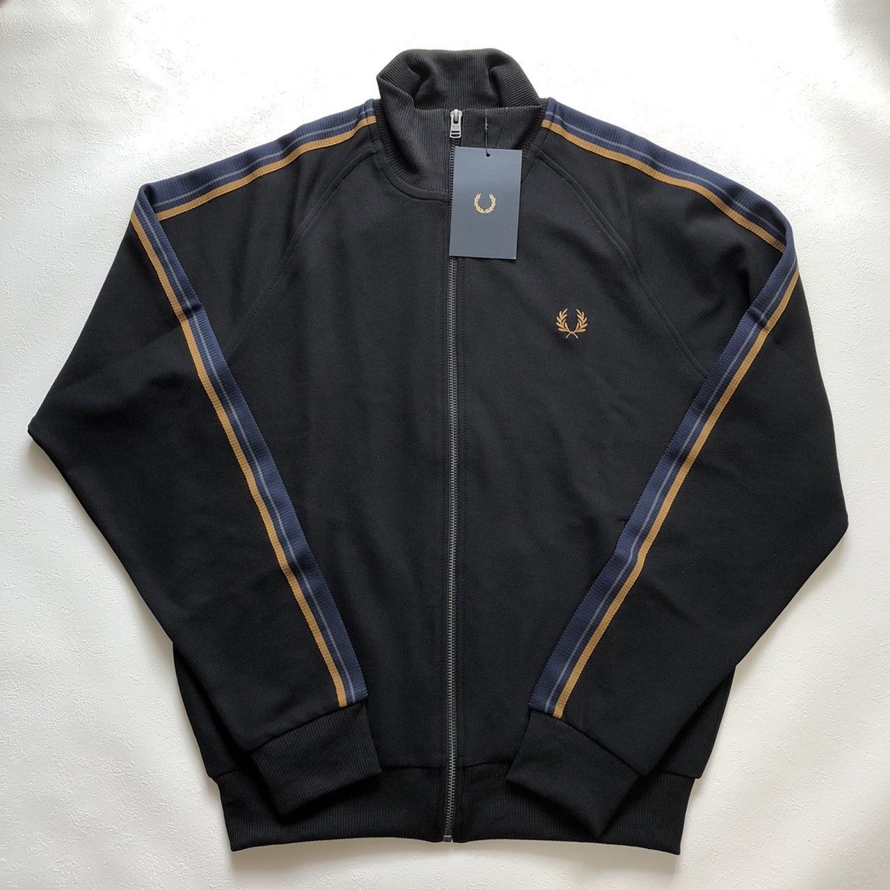 話題沸騰中】FRED PERRY(フレッドペリー)のトラックジャケット
