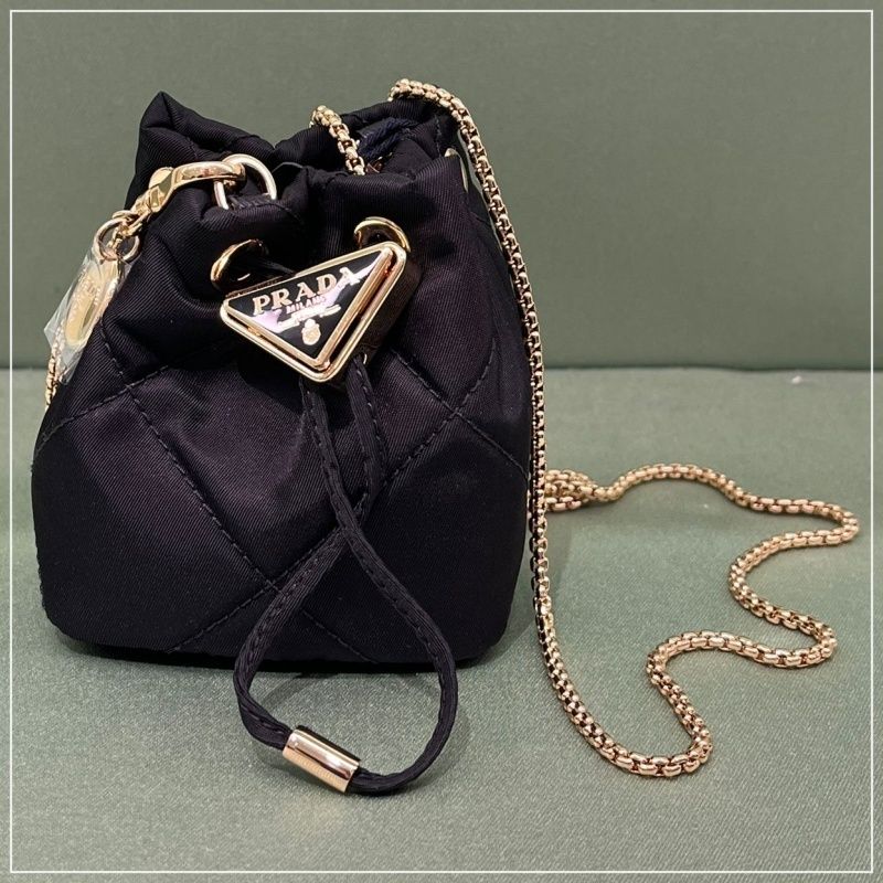 話題 PRADA◇Re-Nylon ミニバッグ ポーチ チェーンストラップ付 (PRADA
