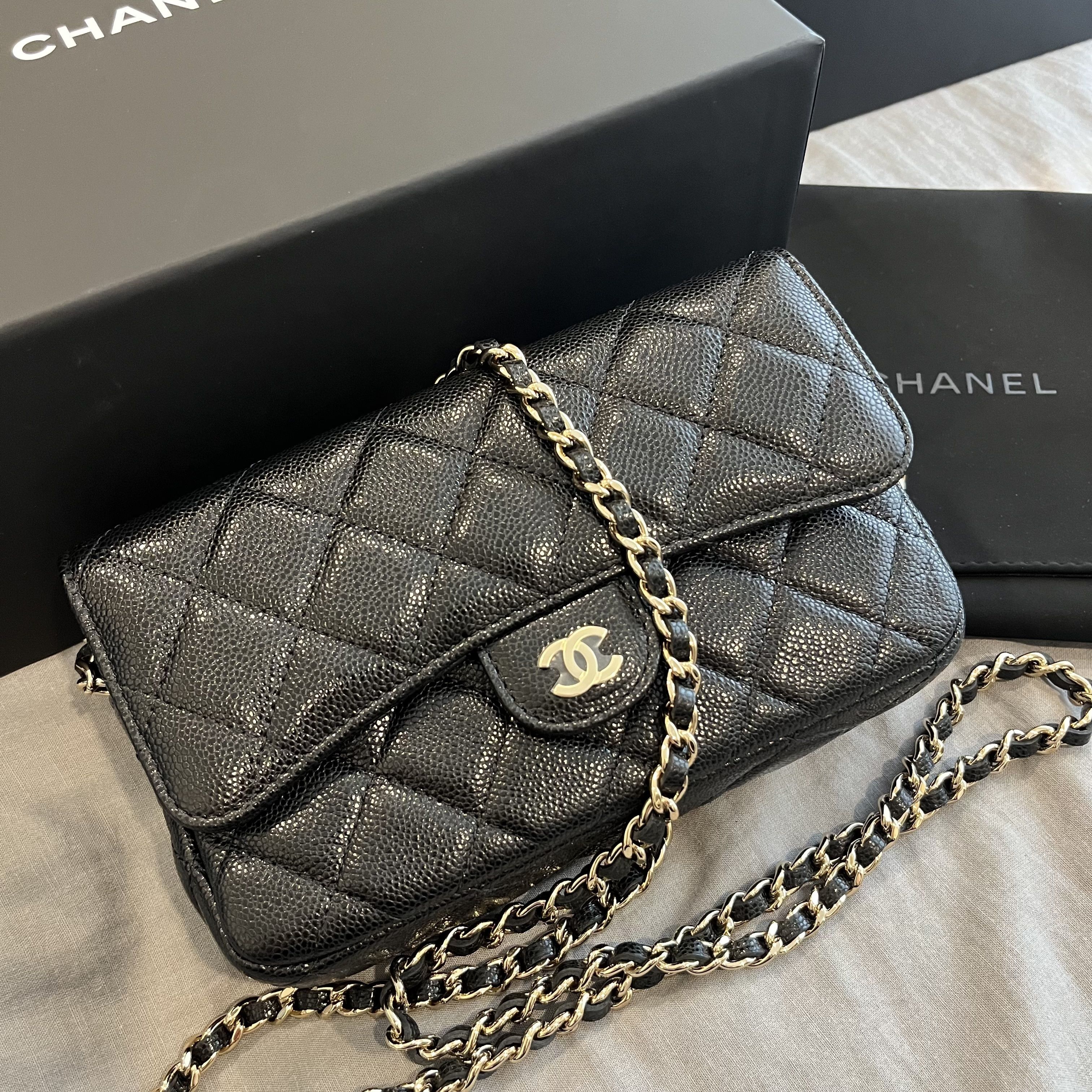 大人可愛い【CHANEL】マトラッセ フラップ フォンケース (CHANEL