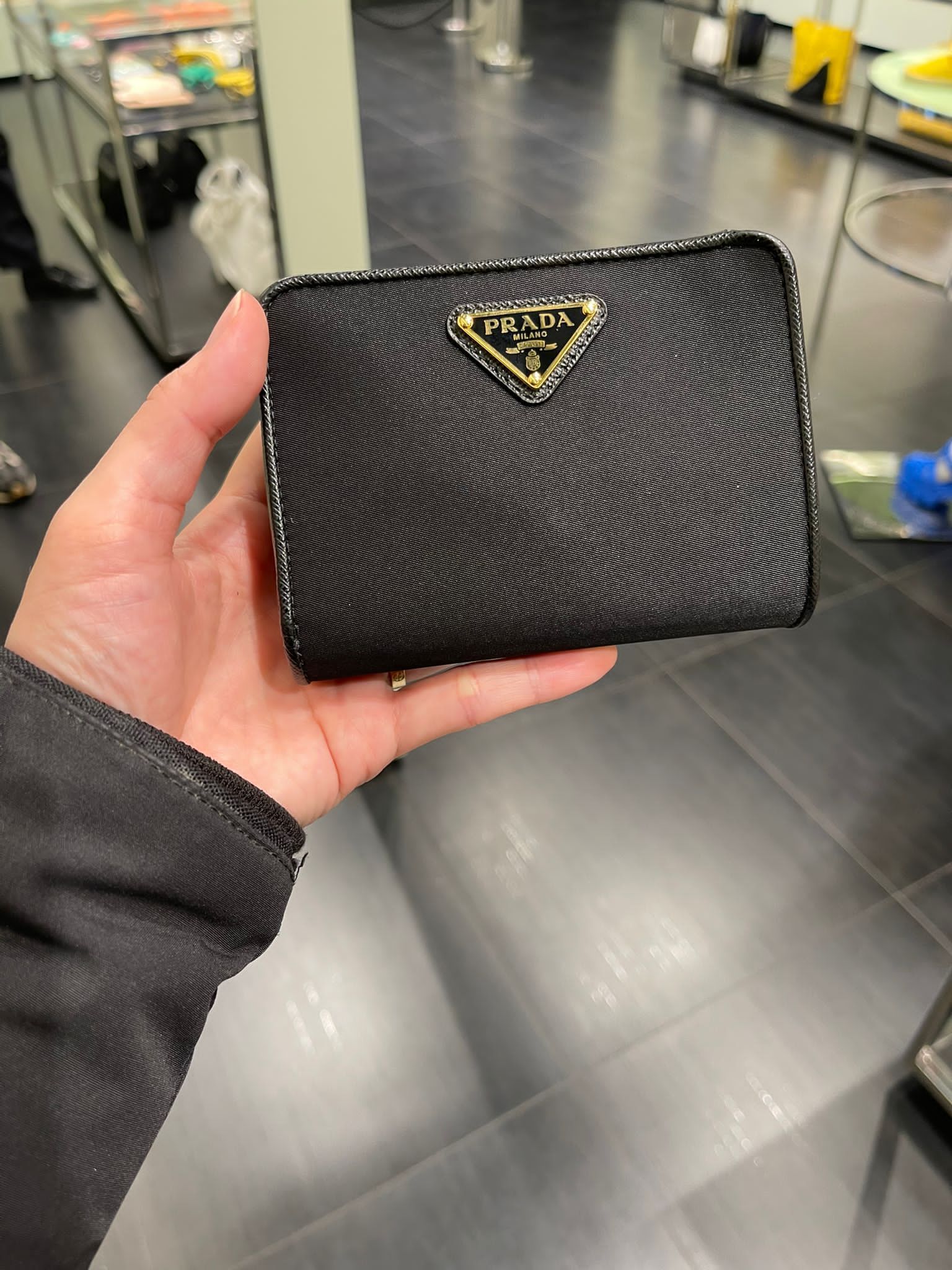 VIP特価♪☆PRADA☆ ナイロンxサフィアーノ ZIP 折り財布 1ML018