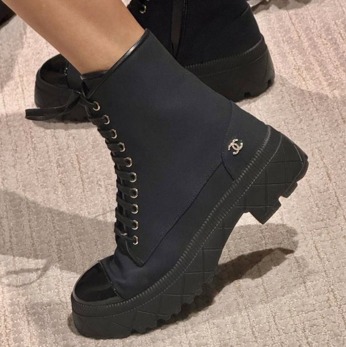 甘辛MIXコーデに♡】CHANEL レースアップ ショートブーツ (CHANEL