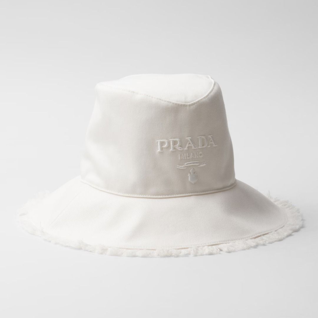 話題 PRADA◇ドリル つば広 フリンジ バケハ ストラップ付 ロゴ (PRADA