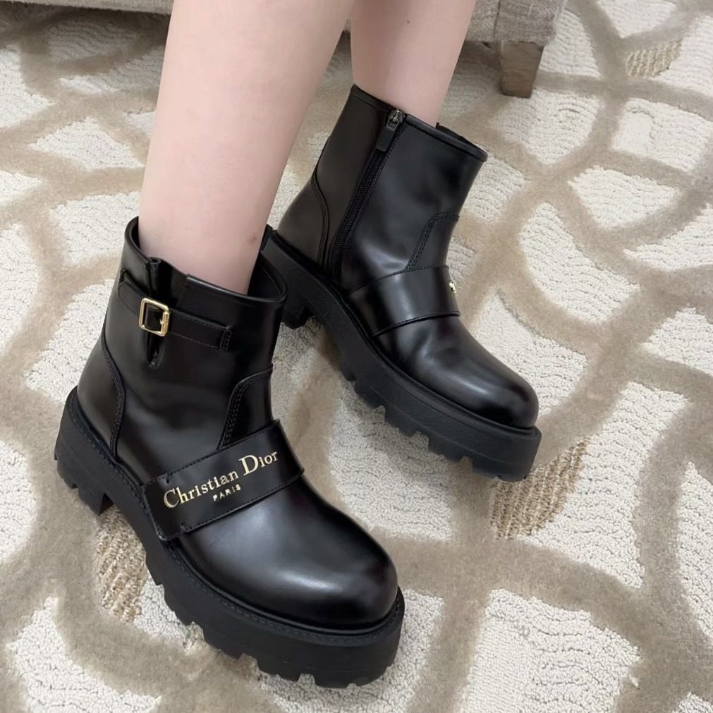 どんなコーデにも映える♡】DIOR D-Quest ショートブーツ (Dior