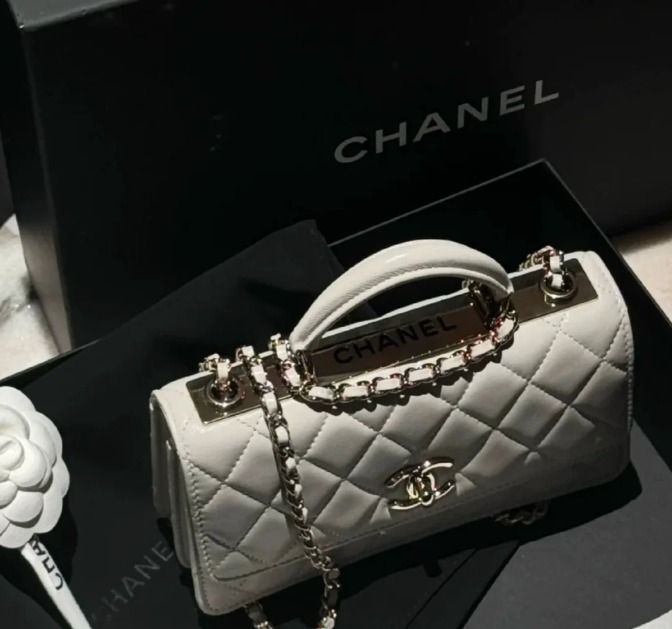 人気のトップロゴプレート♡【 CHANEL 】ハンドル バッグ (CHANEL