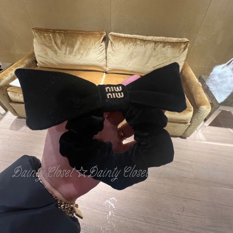 MiuMiu ミュウミュウ シュシュ ベルベット ロゴ リボン 大人気 (MiuMiu