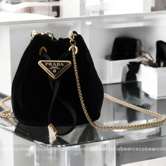 ☆PRADA☆ブラック ベルベット ミニポーチ (PRADA/ポーチ