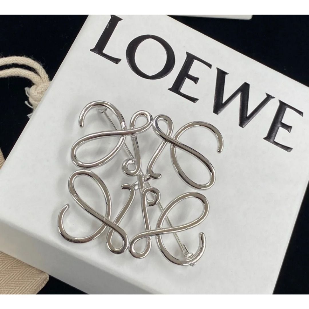 すぐ届く！定番 ブローチ LOEWE ロエベ アナグラム (LOEWE/ブローチ