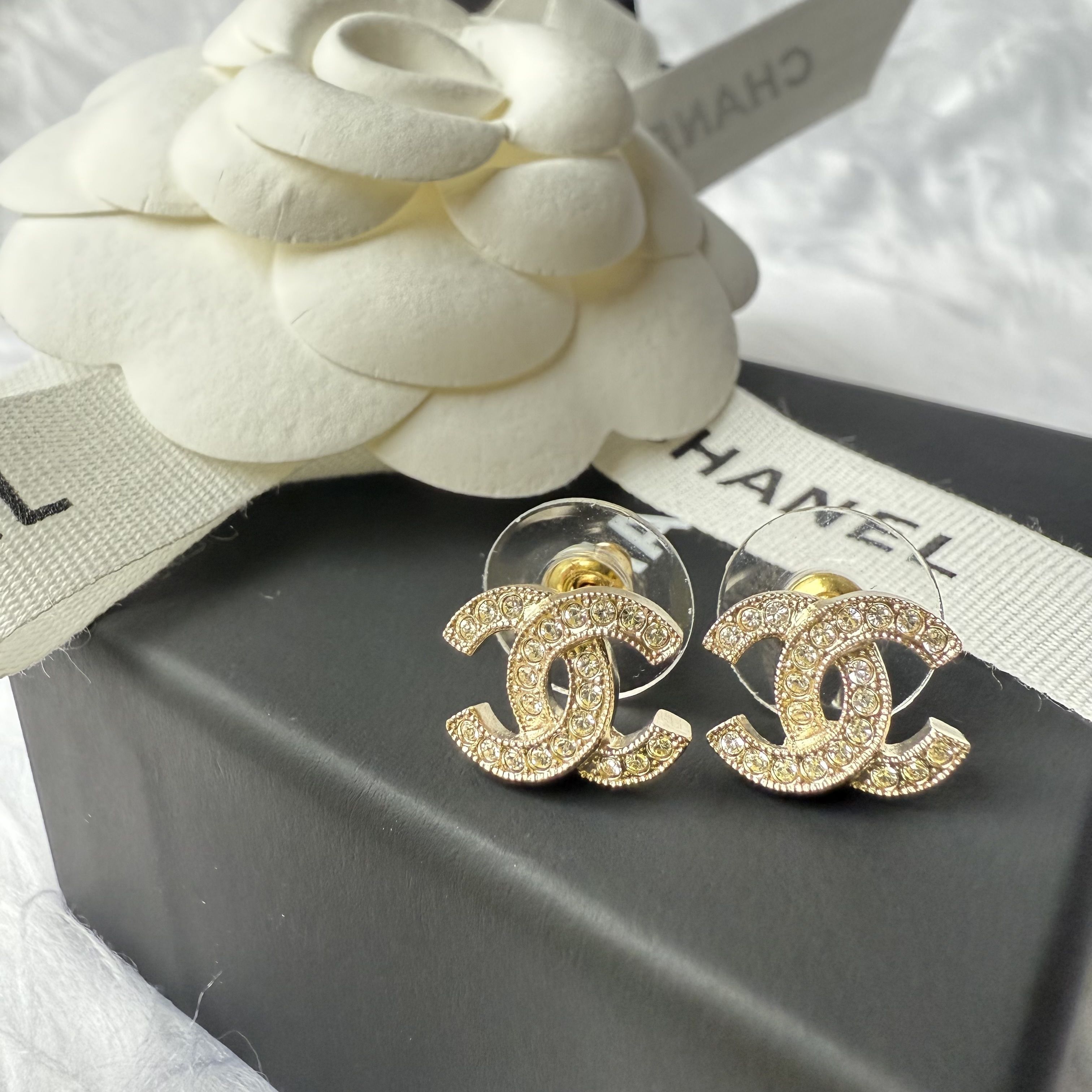 CHANEL】 クラシック ロゴクリスタルピアス (CHANEL/ピアス) ABE100