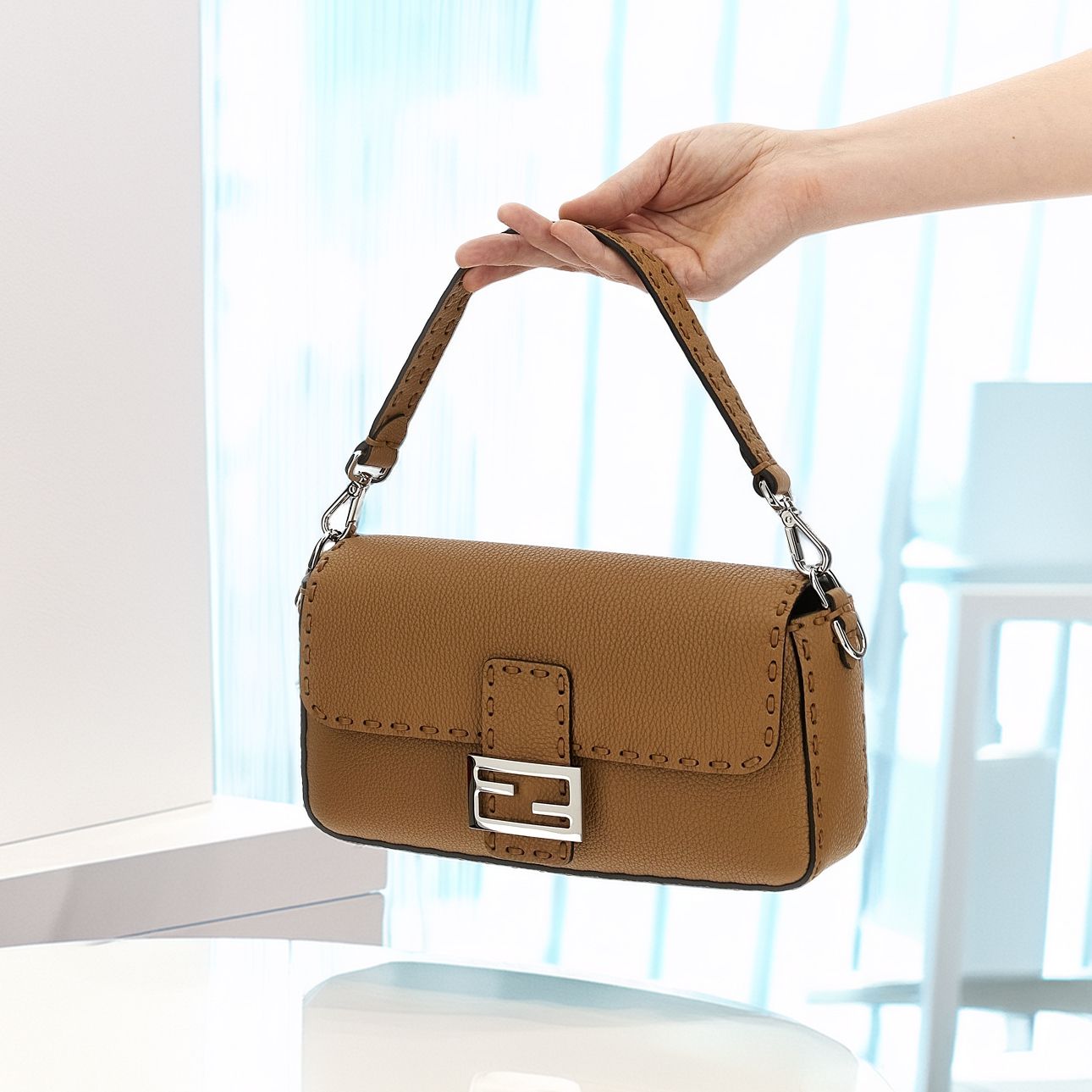 目黒蓮さん使用 バゲット セレリアミディアムショルダーバッグ (FENDI