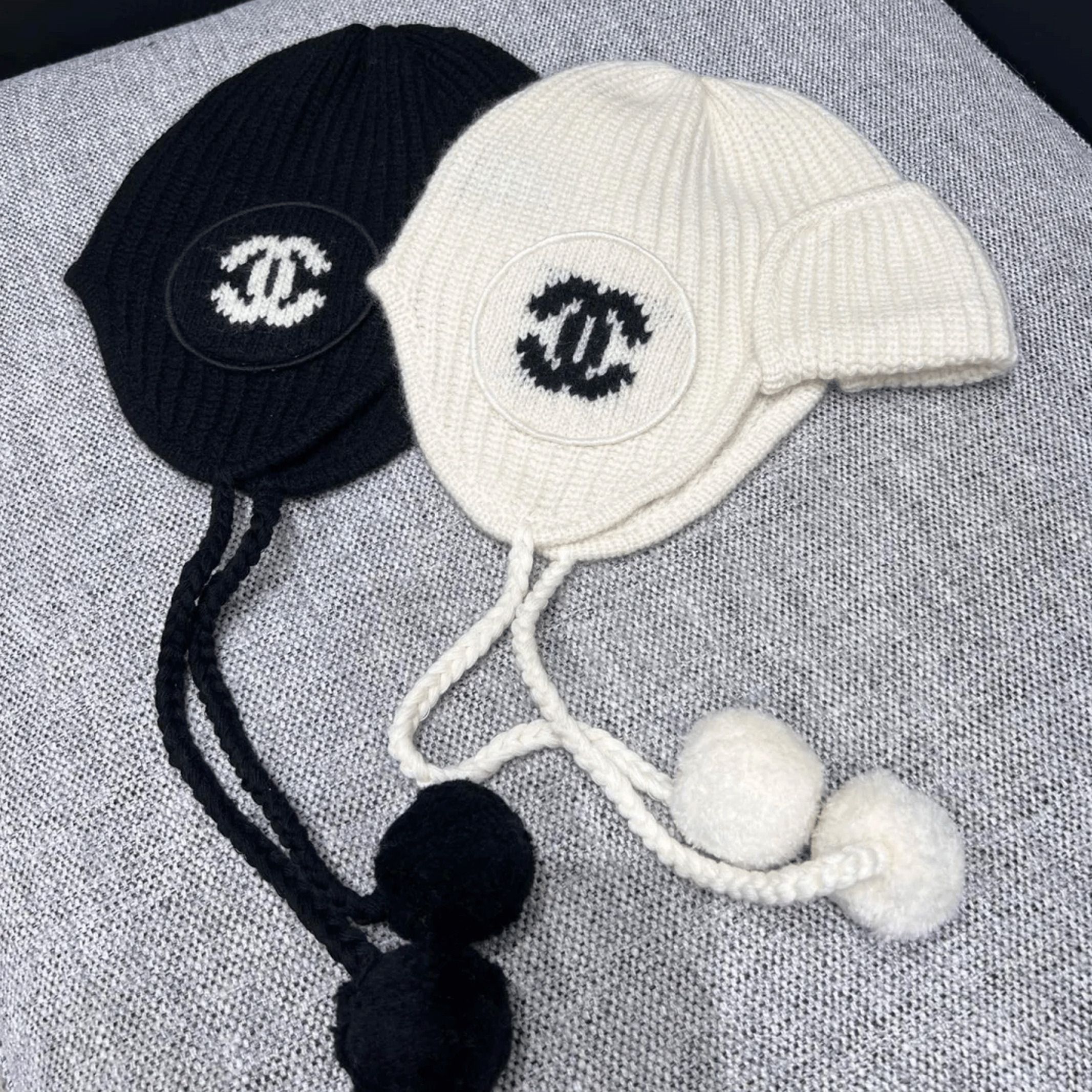 入手困難！ポンポン付きがキュート♪【CHANEL】ロゴニット帽 (CHANEL