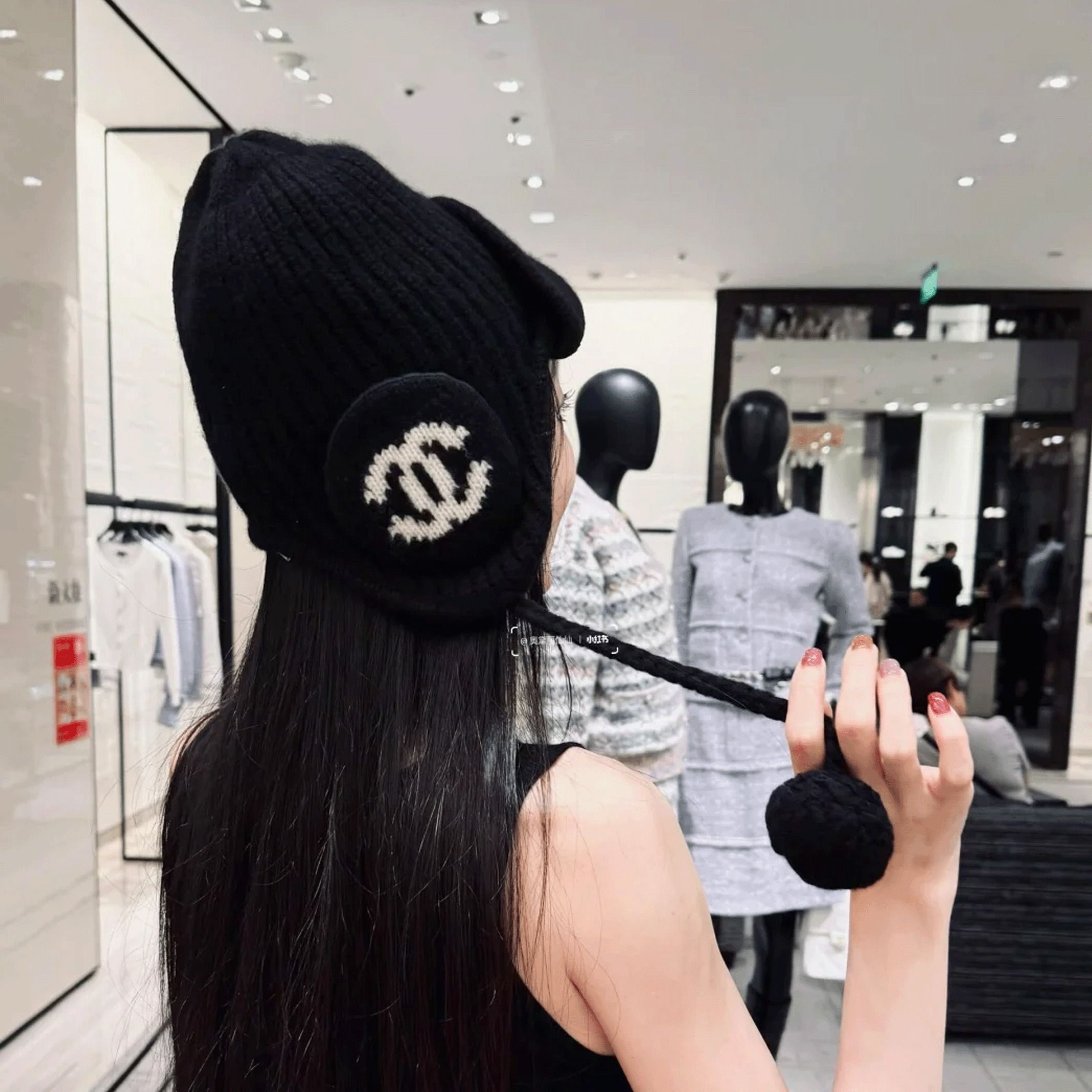 入手困難！ポンポン付きがキュート♪【CHANEL】ロゴニット帽 (CHANEL