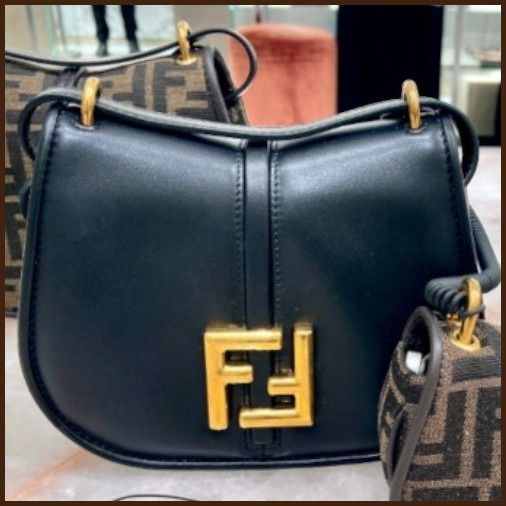 FENDI 最新作 ショルダーバッグ クロスボディ 本革レザー FFロゴ
