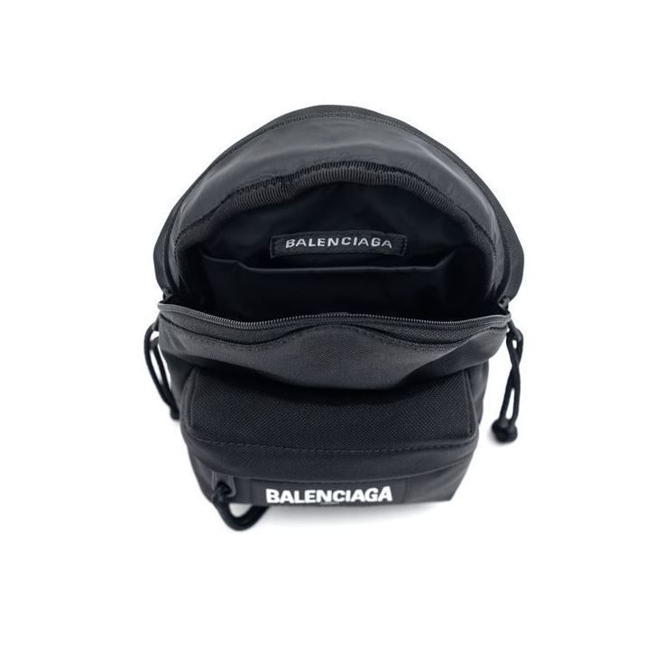 BALENCIAGA》 656060 2JMRX 1000 ミニボディバックパック (BALENCIAGA