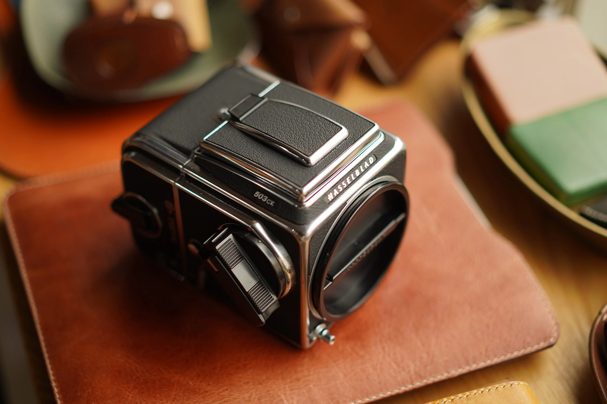 Hasselblad 503CX / Real leather skin : LEICA CASES & STRAPS by