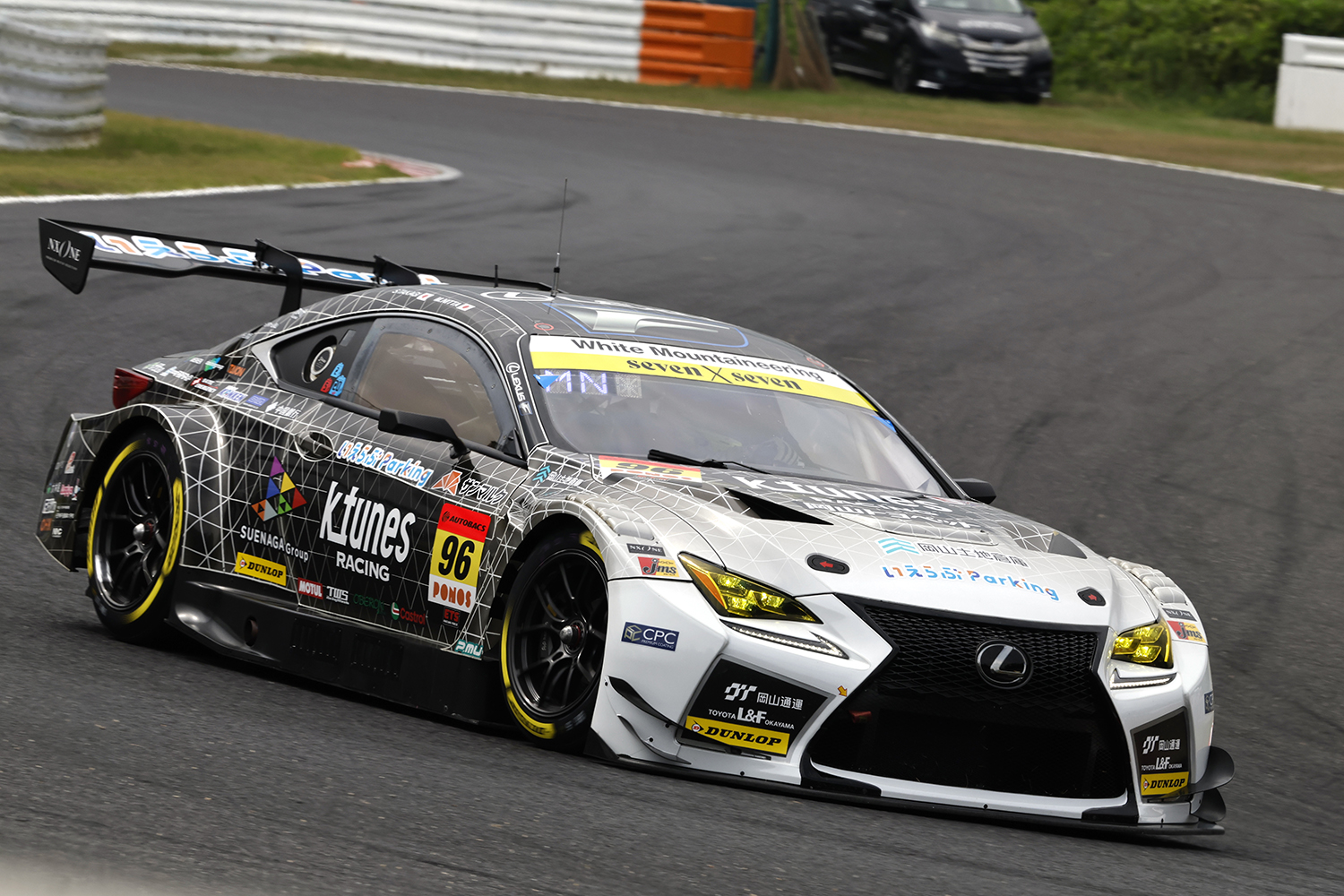 ドライバー2名の年齢を足すとなんと113歳!? まだまだ若手に負けない大