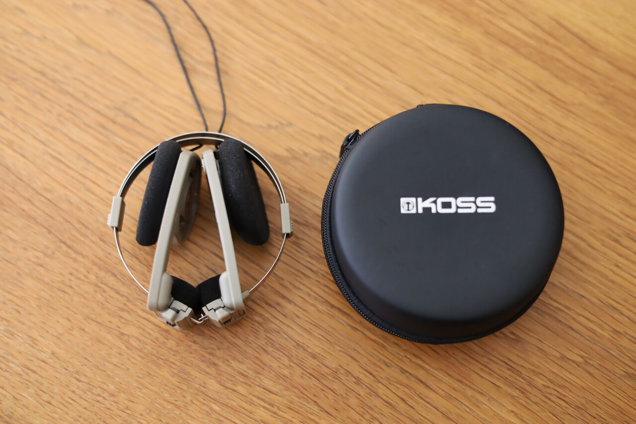 開放感に包まれる時間を。約40年前から愛される有線ヘッドホン「KOSS