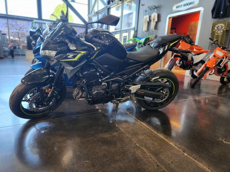 2024 Kawasaki Z900 ABS Metallic Spark Black/Metallic Matte Dark