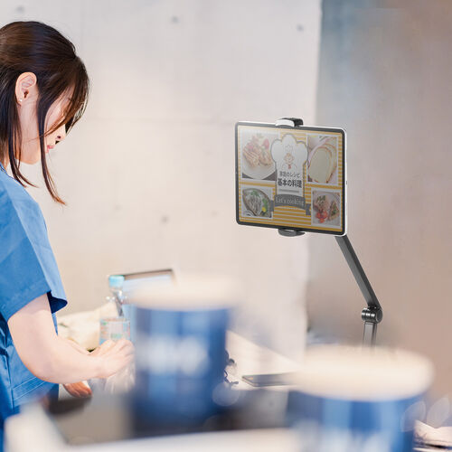 タブレット用フロアスタンド（アーム式・iPad・4～13インチ対応・角度