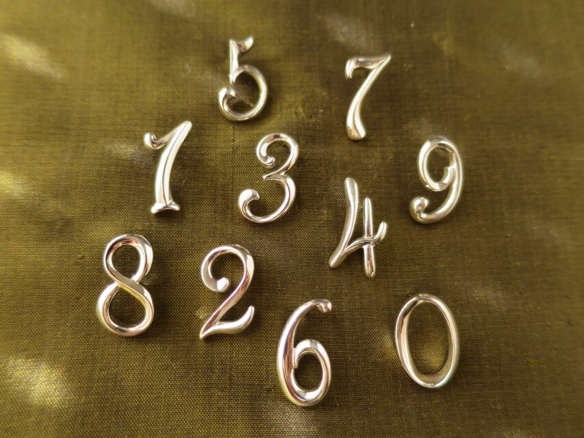 SV 数字のピンブローチ | iichi 日々の暮らしを心地よくする