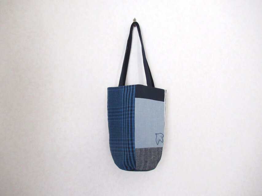 ほそながいトートバッグ 鳥さん、パッチワーク、ネイビー 1 | iichi