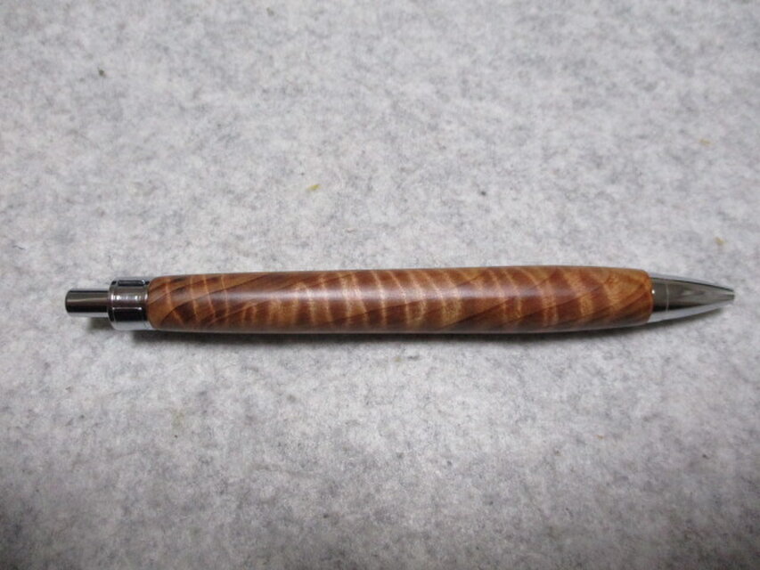 地杉瘤 トラ杢 屋久島産 椿油仕上げ ワンピースタイプの木軸ボールペン