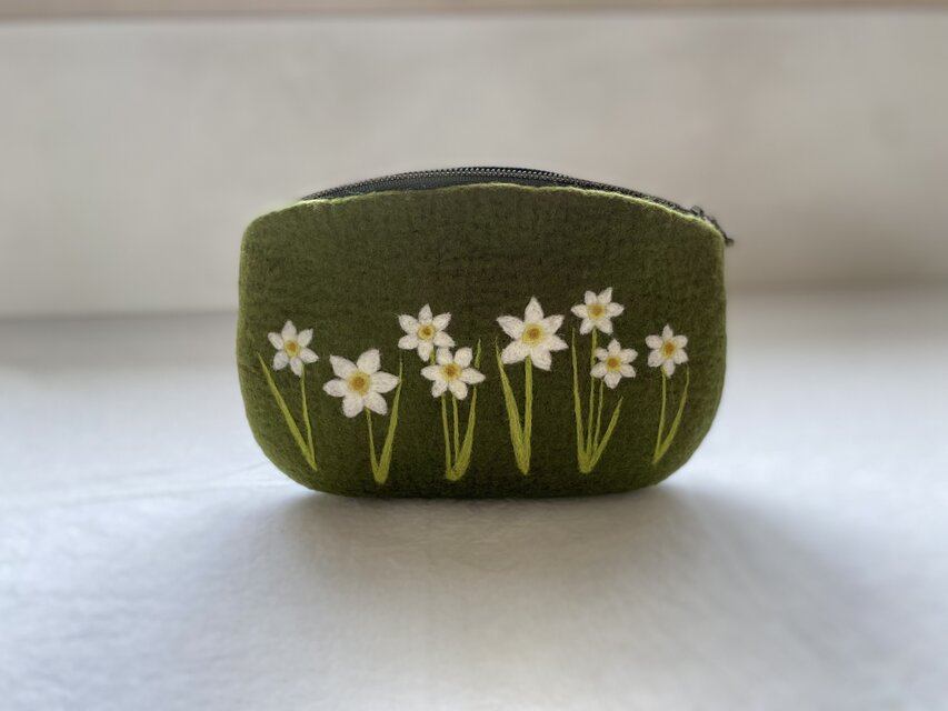 羊毛刺繍フェルトポーチ/ 水仙 | iichi 日々の暮らしを心地よくする