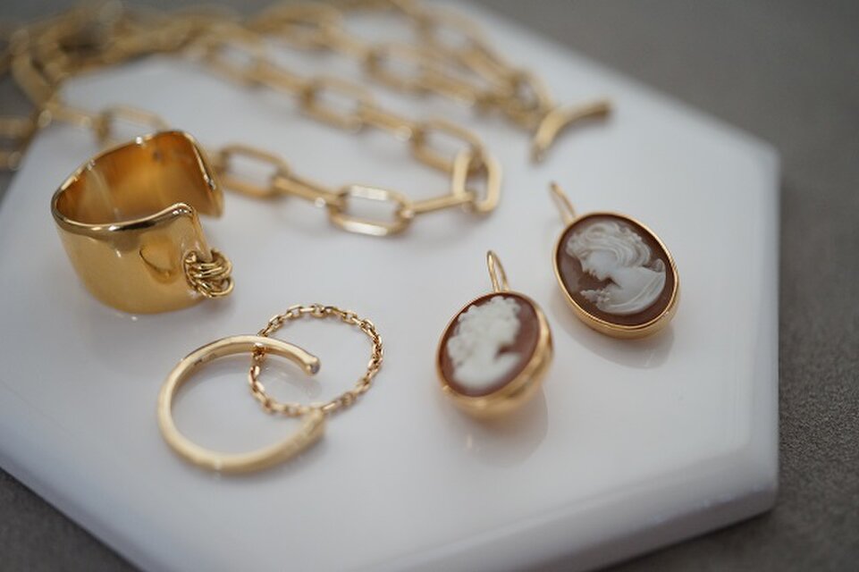 seasons】18kgp シェルカメオピアス（L） | iichi 日々の暮らしを