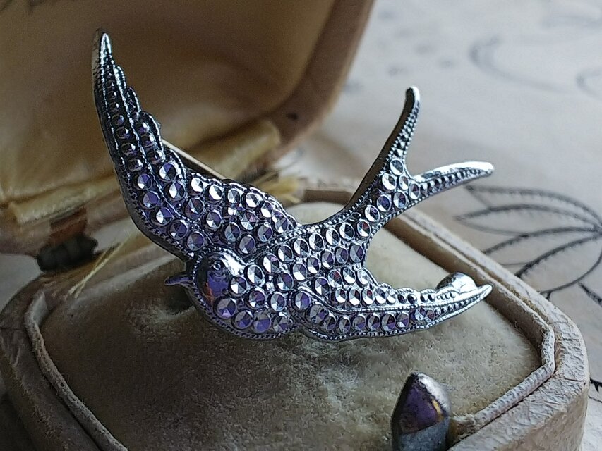 ヴィンテージ マーカサイトのように美しい ツバメのブローチ | iichi