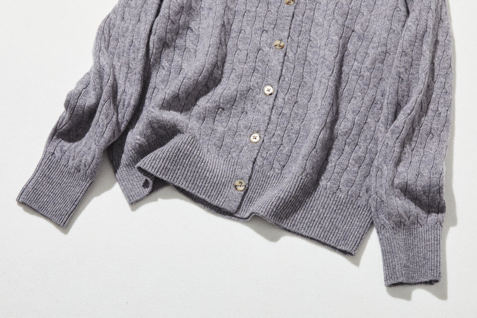 時代を超えて愛されるケーブル編みカーディガン ウール100