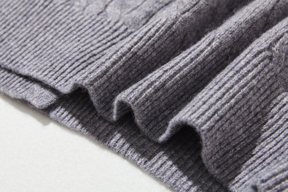 時代を超えて愛されるケーブル編みカーディガン ウール100