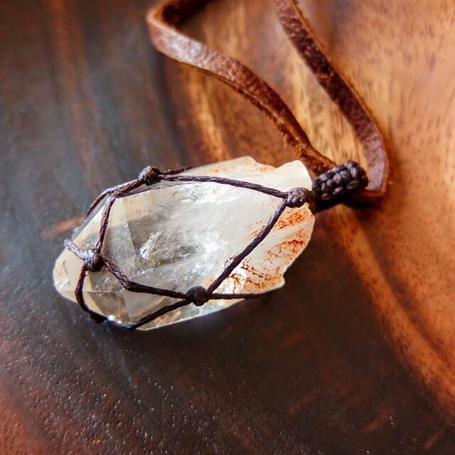 ロック・クリスタル（水晶ポイント）マクラメ編み 鹿革紐 / ペンダント